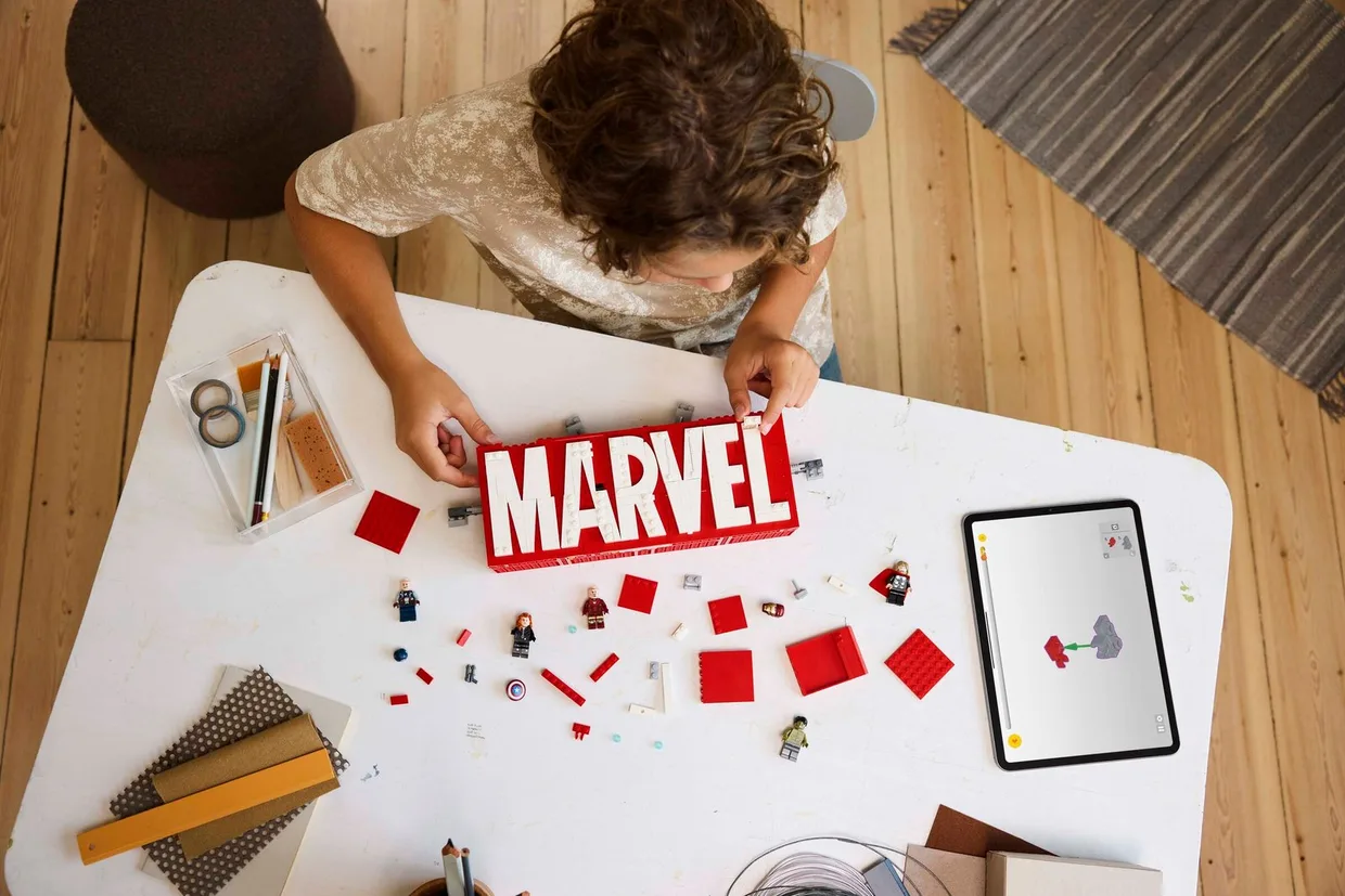 Конструктор LEGO Marvel Логотип і мініфігурки MARVEL (76313) — фото 6