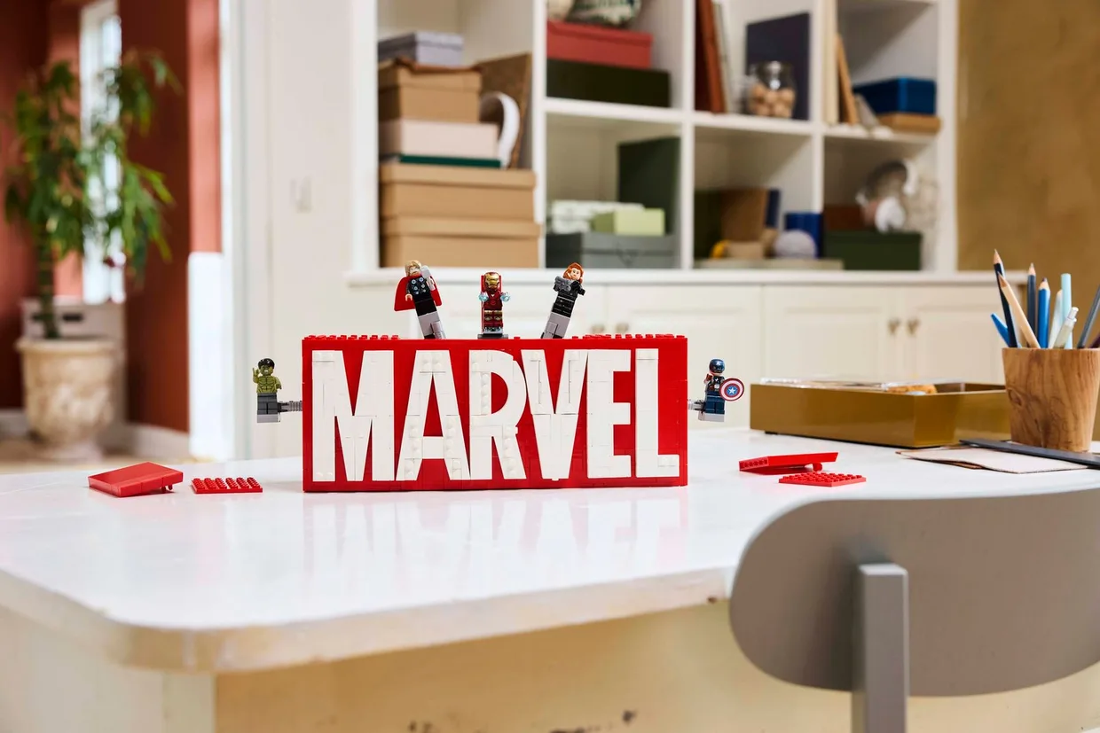 Конструктор LEGO Marvel Логотип і мініфігурки MARVEL (76313) — фото 7