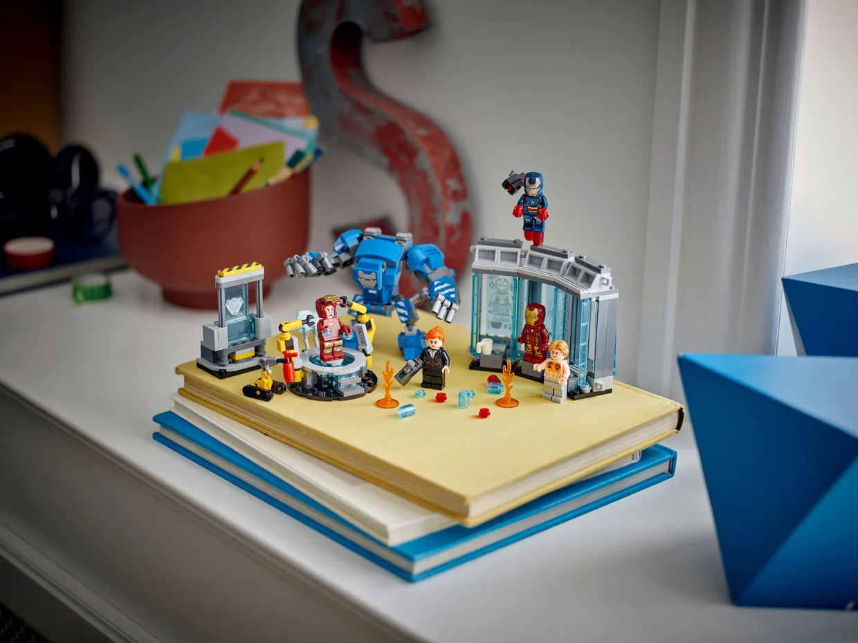 Конструктор LEGO Marvel Лабораторія Залізної Людини: зал обладунків (76315) — фото 6