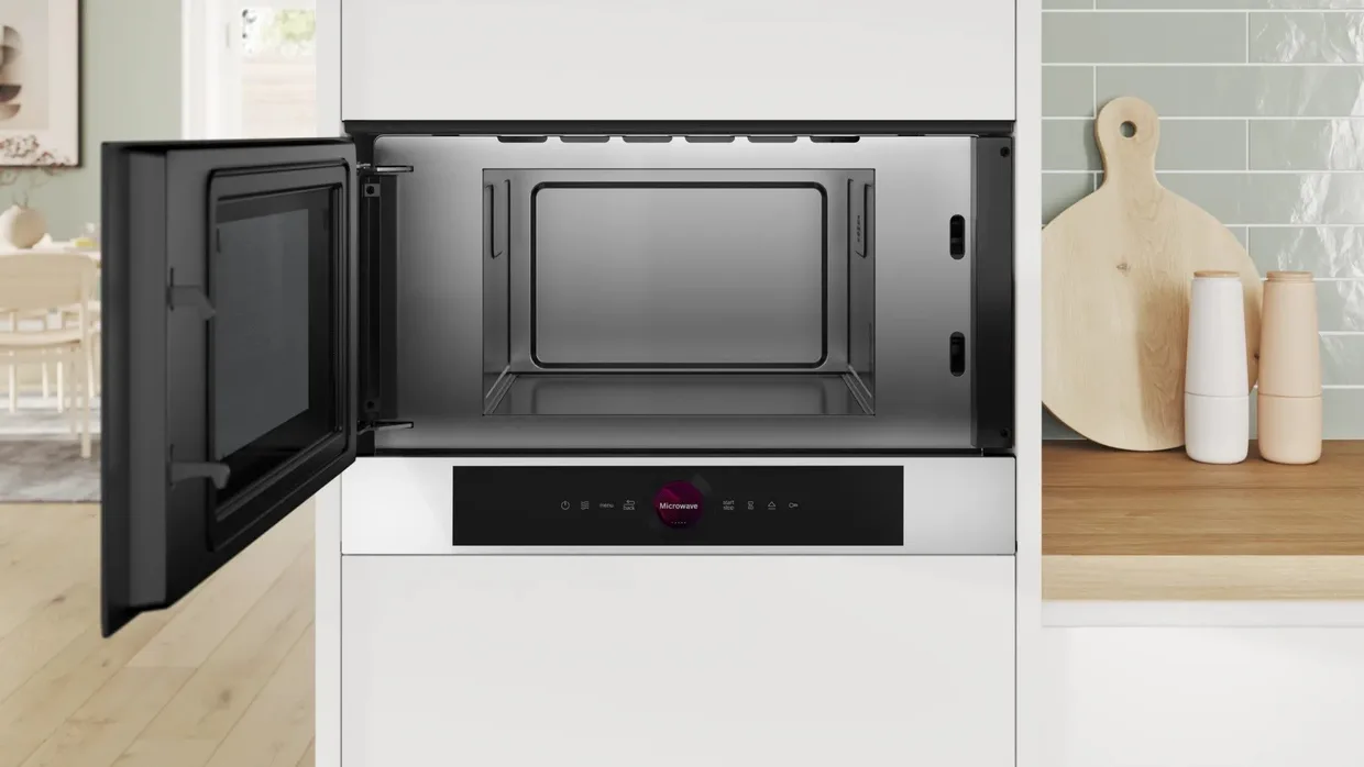 Мікрохвильова піч вбудована Bosch BFL7221W1 20 л біла — фото 2