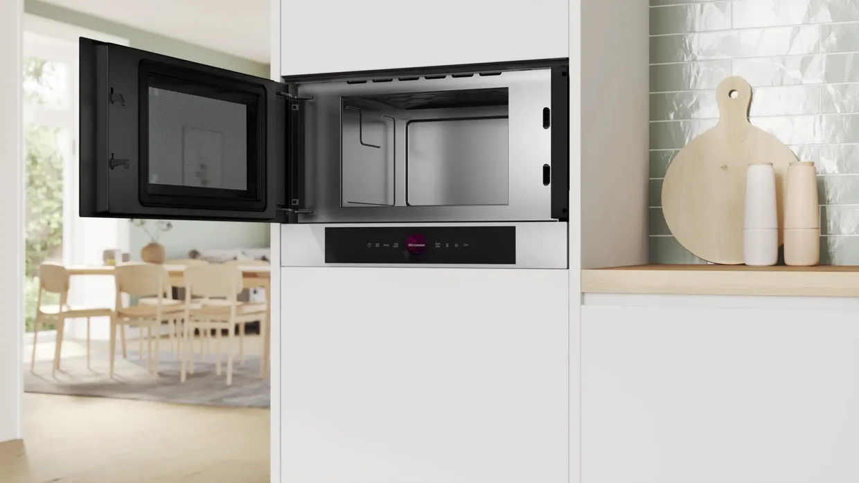 Мікрохвильова піч вбудована Bosch BFL7221W1 20 л біла — фото 3