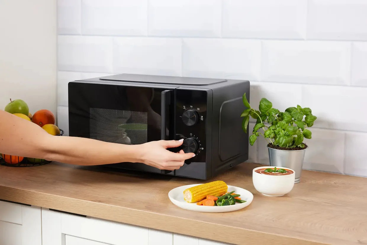 Микроволновая печь Gorenje MO20E1B5 20 л черная — фото 3