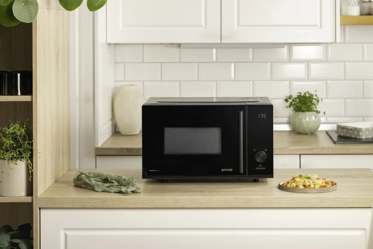 Микроволновая печь Gorenje MO23S4B5 23 л черная — фото 2
