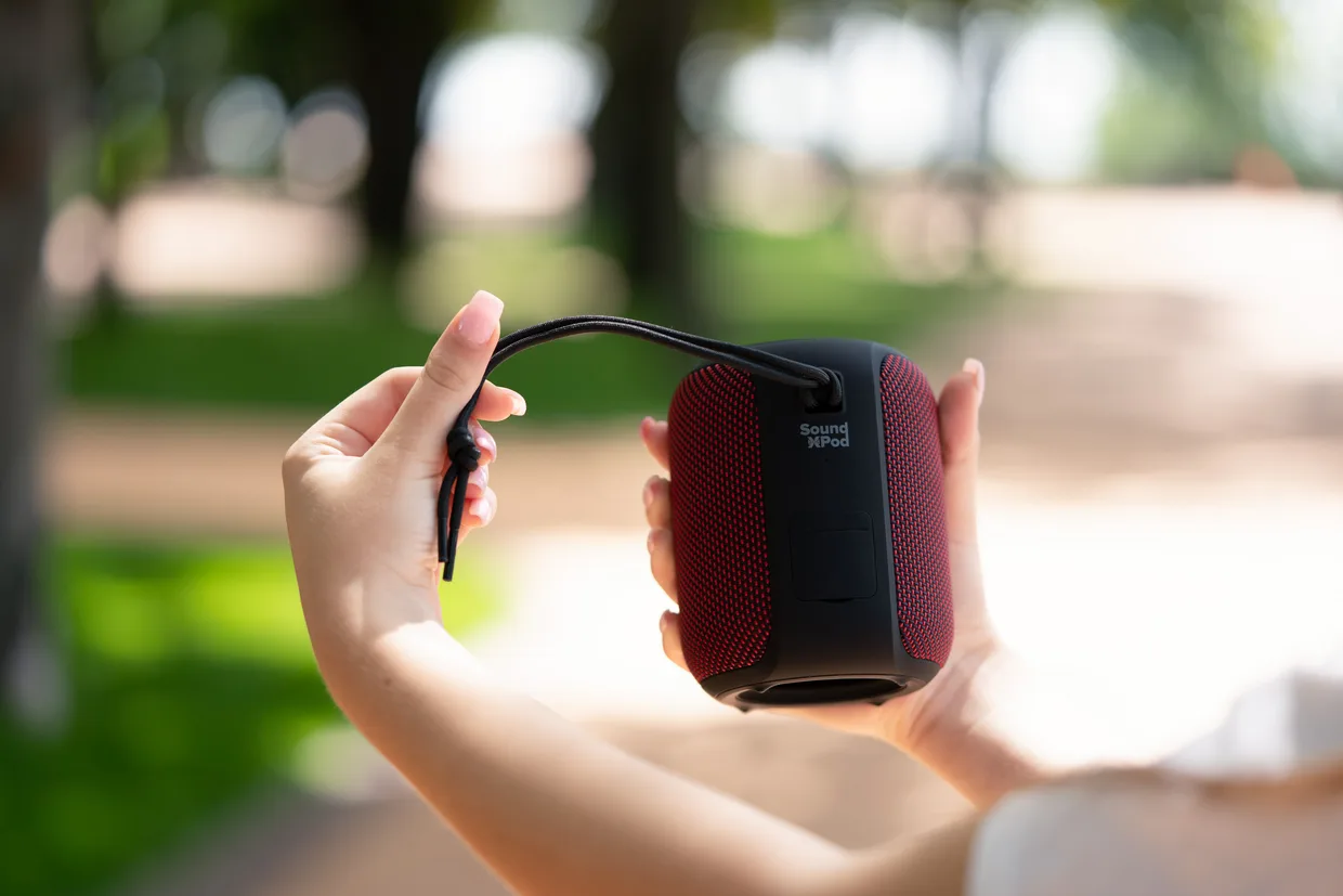 Портативная колонка 2E SoundXPod красная — фото 3