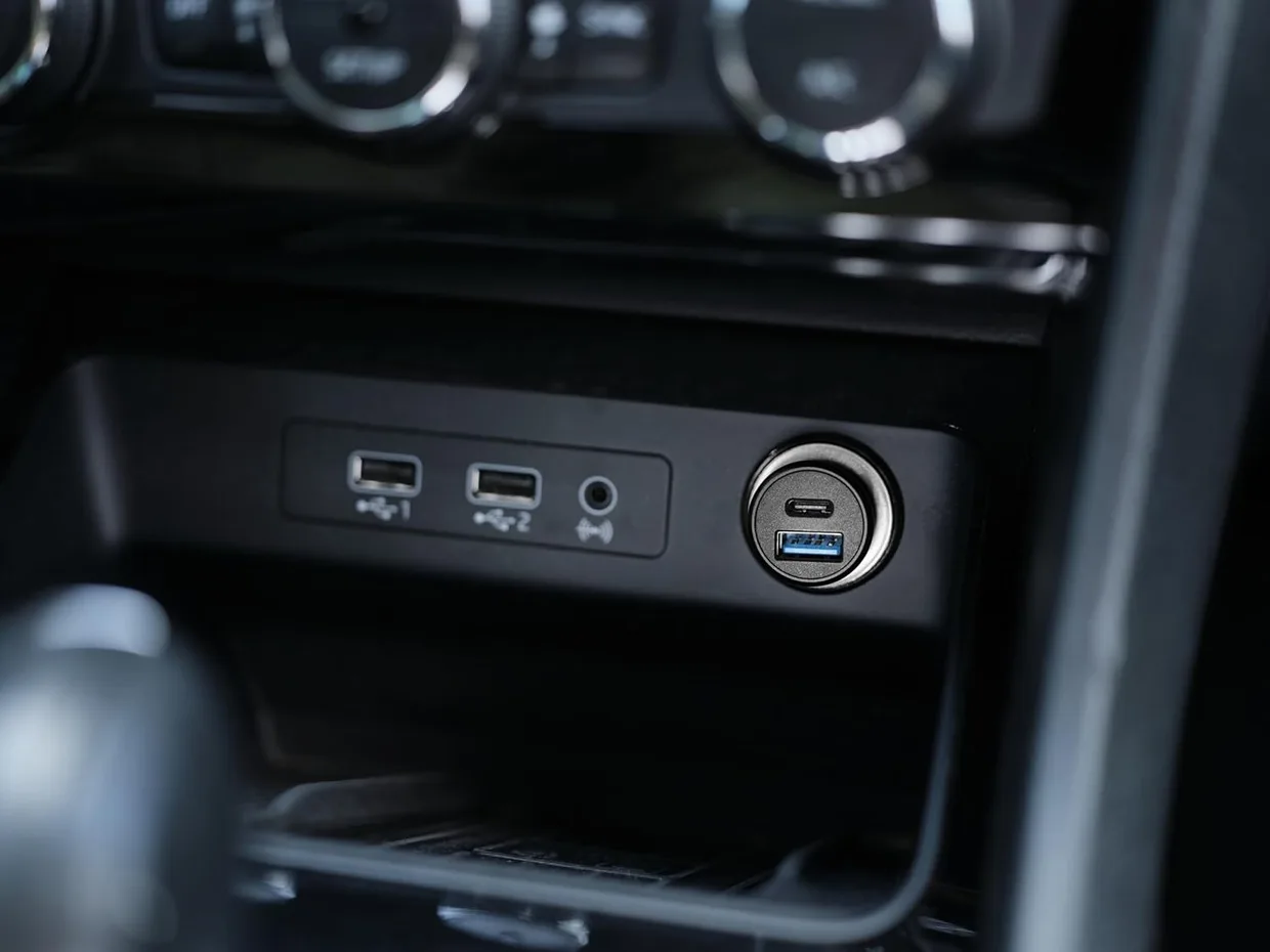 Автомобильное зарядное устройство Trust 38 Вт USB-C + USB-A PD (25197) — фото 8