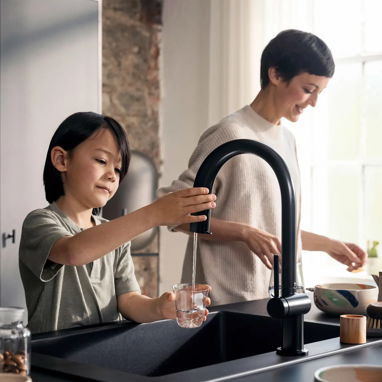 Смеситель для кухни с фильтром hansgrohe Aqittura M91 210 с выдвижным изливом, стартовый набор, Matt Black (76801670) — фото 2