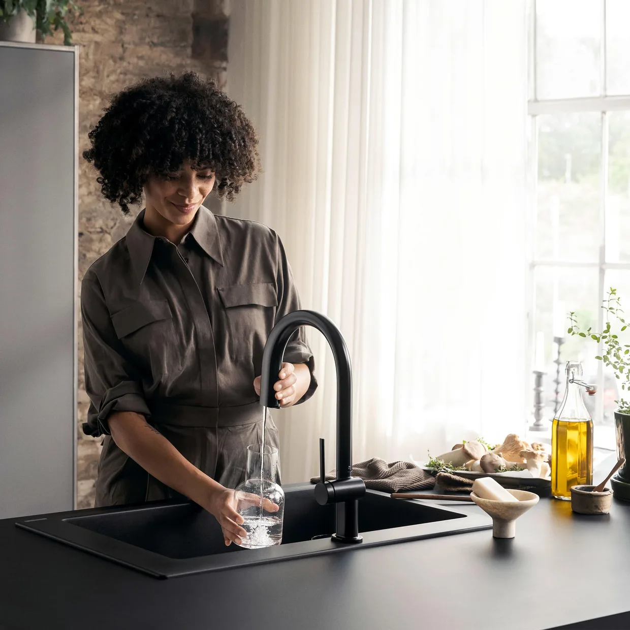 Смеситель для кухни с фильтром hansgrohe Aqittura M91 210 с выдвижным изливом, стартовый набор, Matt Black (76801670) — фото 3