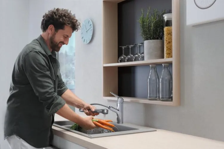 Смеситель для кухни hansgrohe Focus M42 150 с выдвижным изливом и sBox, хром (71829000) — фото 3