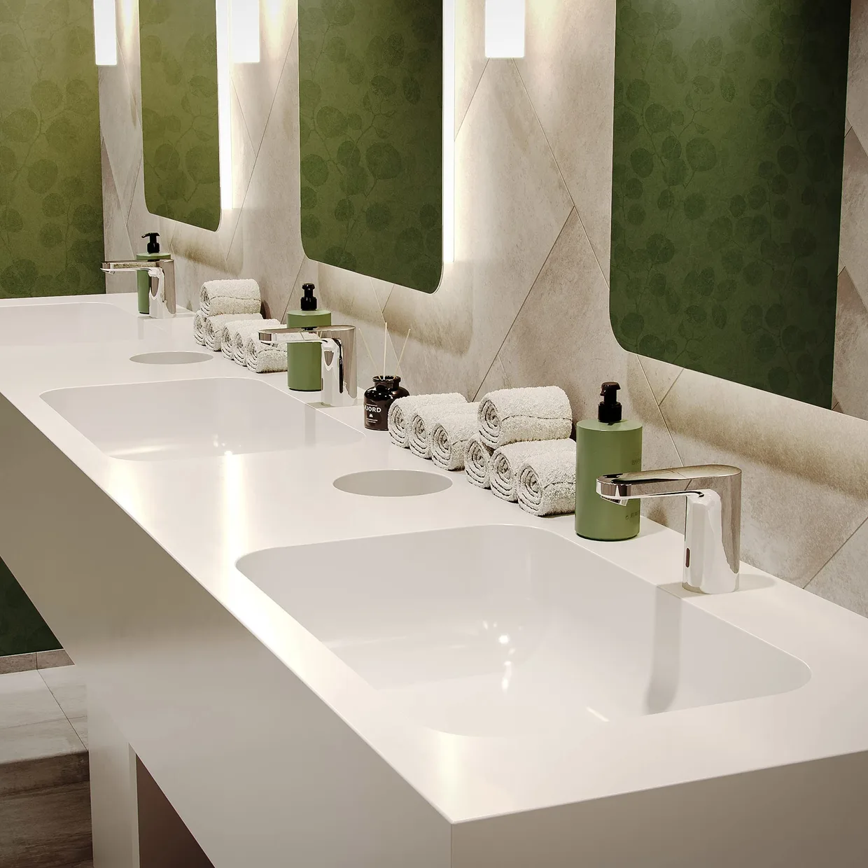 Смеситель для раковины бесконтактный hansgrohe Vernis Blend с предварительной настройкой температуры, питание 230 В, хром (71501000) — фото 2