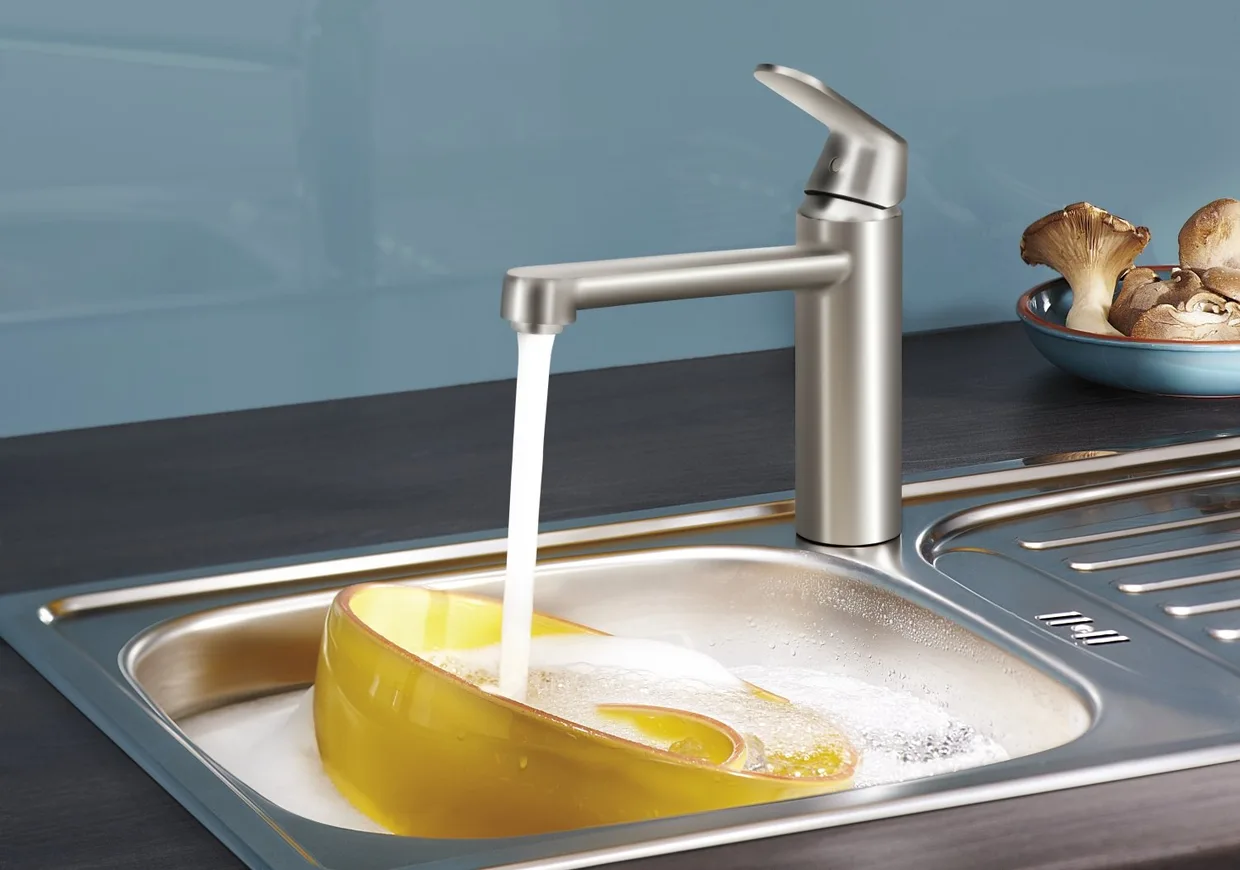 Смеситель для кухни GROHE Eurosmart Cosmopolitan с поворотным изливом средней высоты, Supersteel (30193DC0) — фото 2