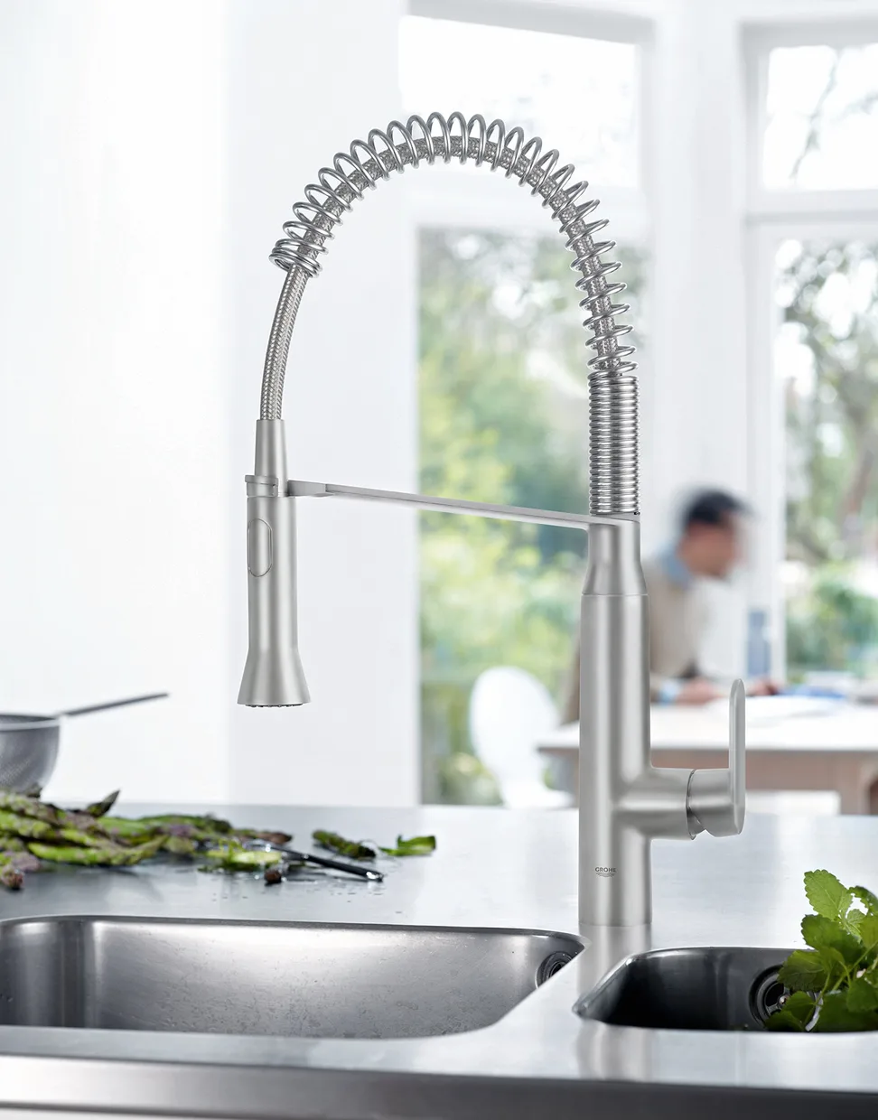 Змішувач для кухні GROHE K7 з пружинним виливом і металевою лійкою, 2 режими, хром (31379000) — фото 5