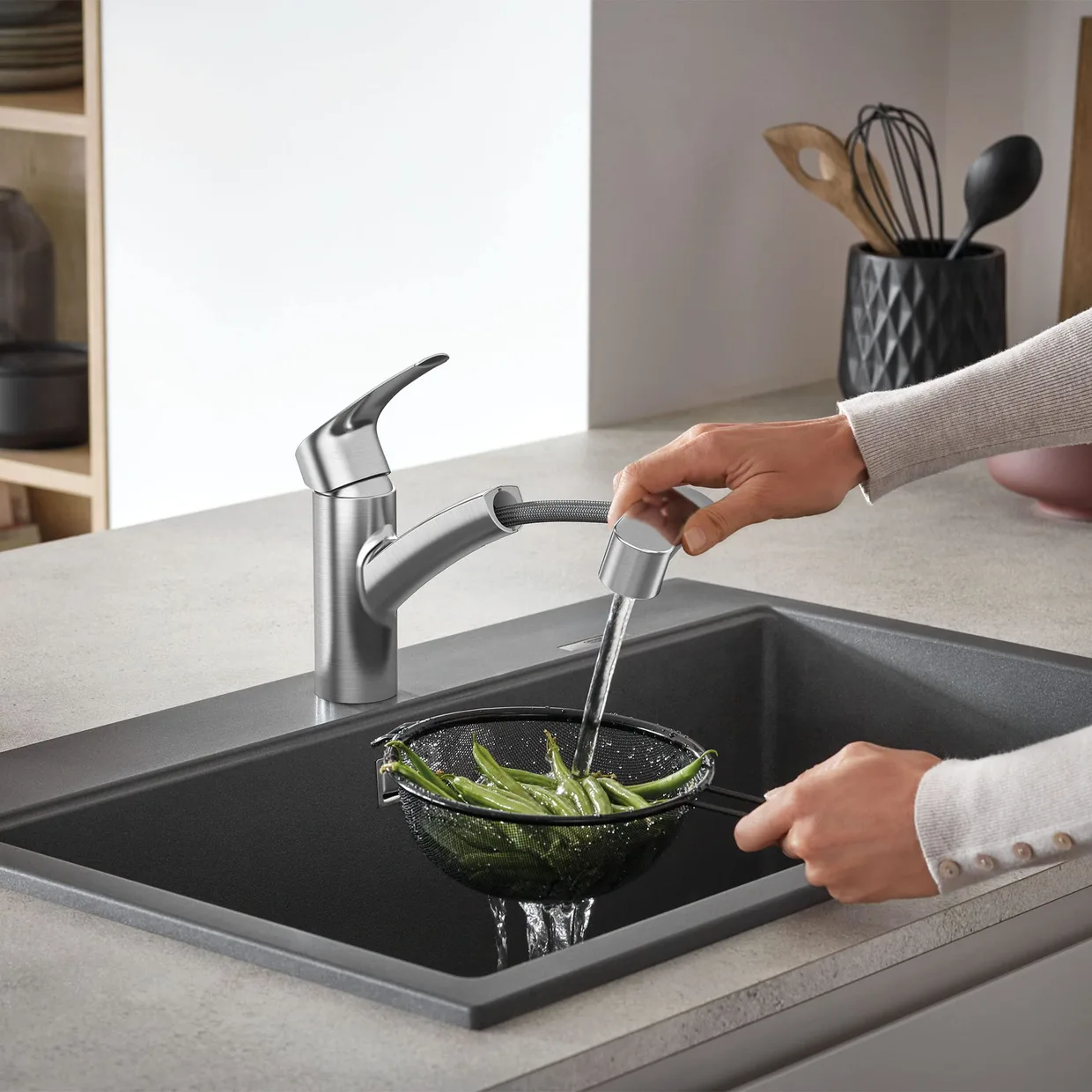 Смеситель для кухни GROHE Eurosmart с выдвижным изливом, 2 режима, Supersteel (30306DC1) — фото 4