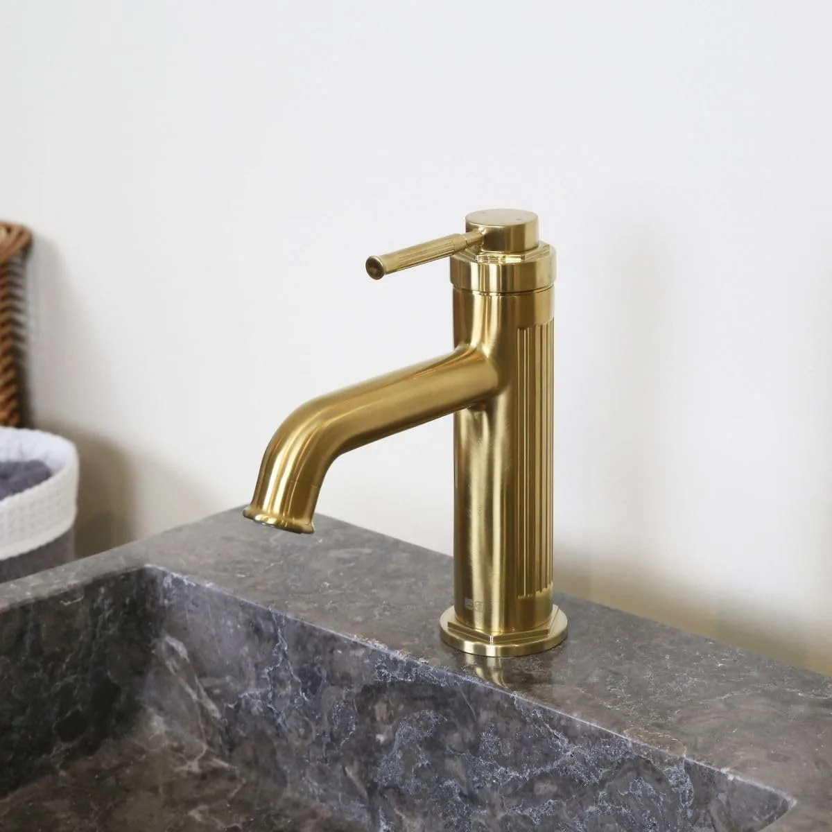 Смеситель для раковины низкий Essebagno Art Deco с донным клапаном click-clack, брашированное золото (9028370) — фото 2