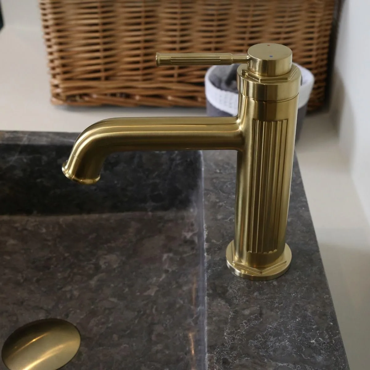 Смеситель для раковины низкий Essebagno Art Deco с донным клапаном click-clack, брашированное золото (9028370) — фото 4