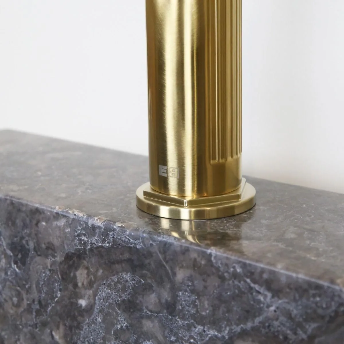 Смеситель для раковины низкий Essebagno Art Deco с донным клапаном click-clack, брашированное золото (9028370) — фото 5