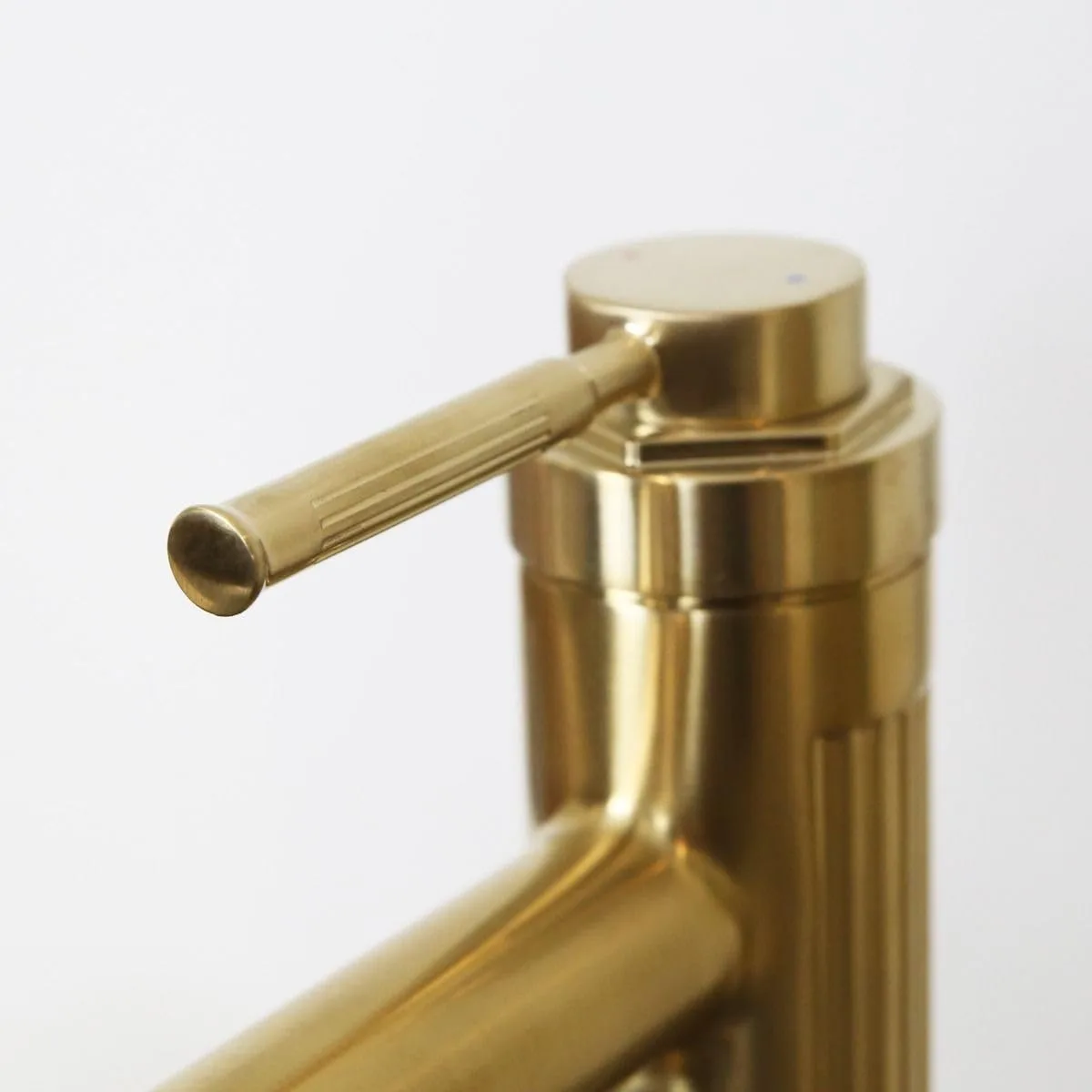 Смеситель для раковины низкий Essebagno Art Deco с донным клапаном click-clack, брашированное золото (9028370) — фото 6