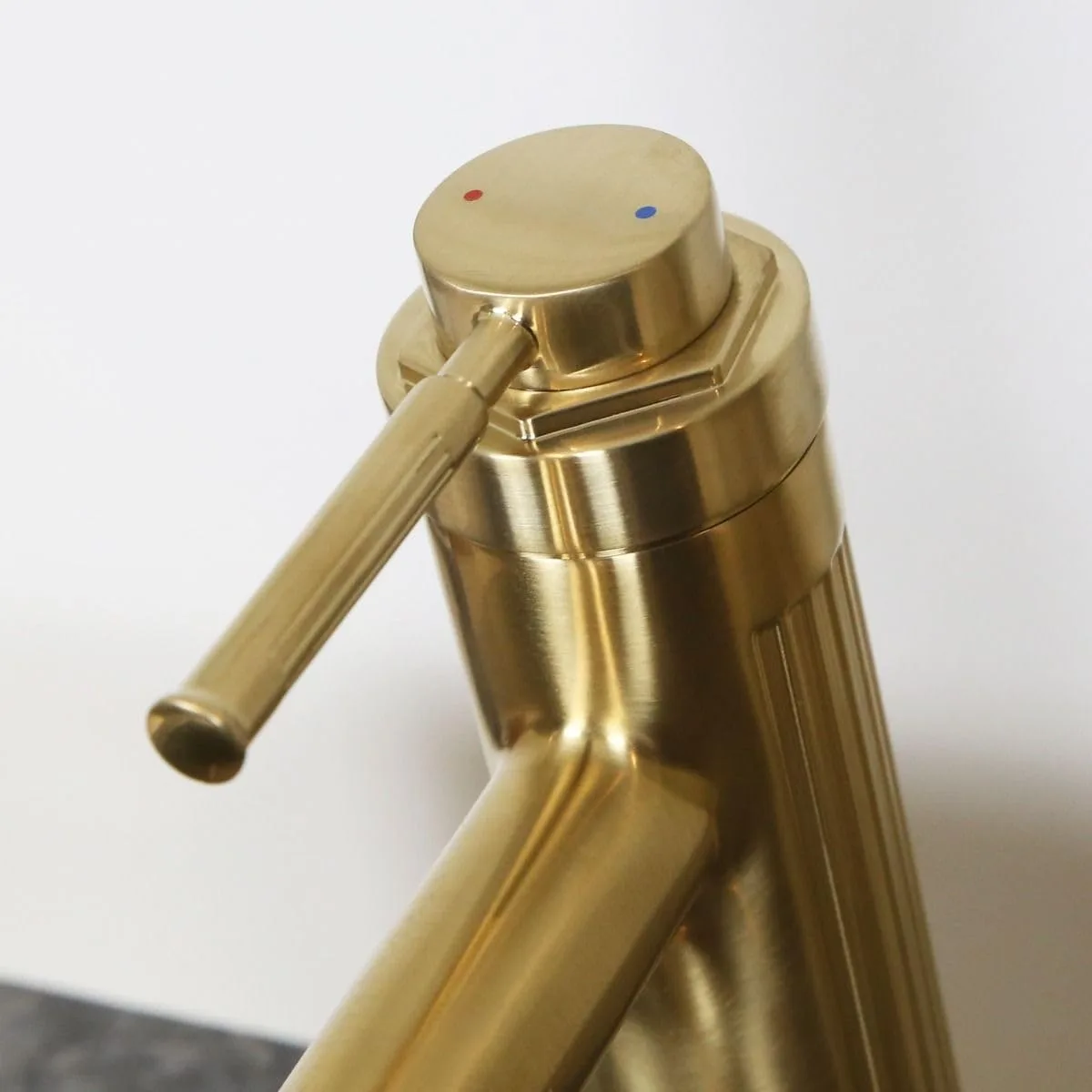 Смеситель для раковины низкий Essebagno Art Deco с донным клапаном click-clack, брашированное золото (9028370) — фото 8