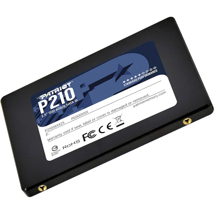 Диск SSD Patriot P210 2.5 SATA 512GB під кутом на білому тлі